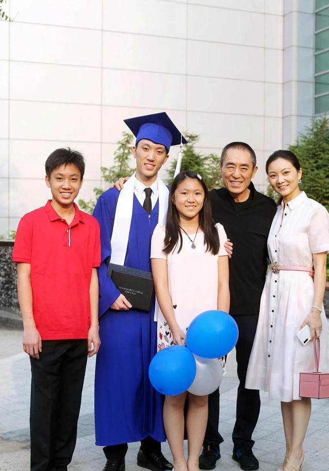 74岁张艺谋现状:43岁老婆韵味十足,仨孩子随妈妈