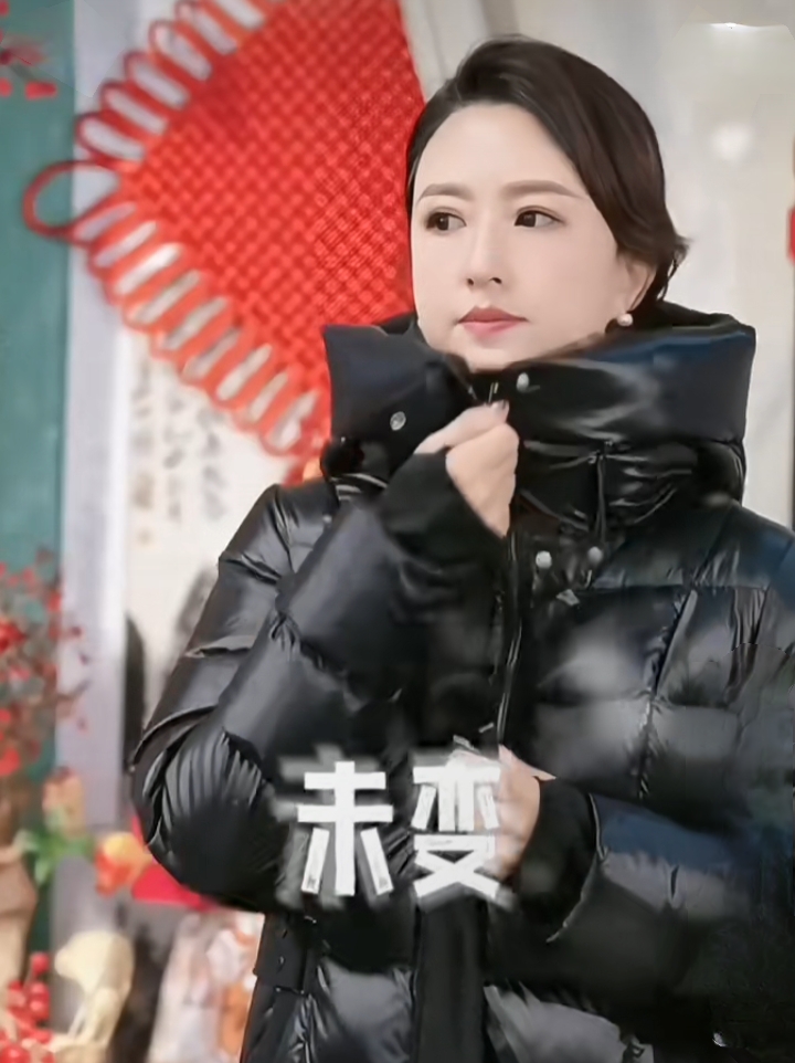 张蕾亮相冬日暖阳活动，简约白高领毛衣配黑羽绒服气质优雅又美丽