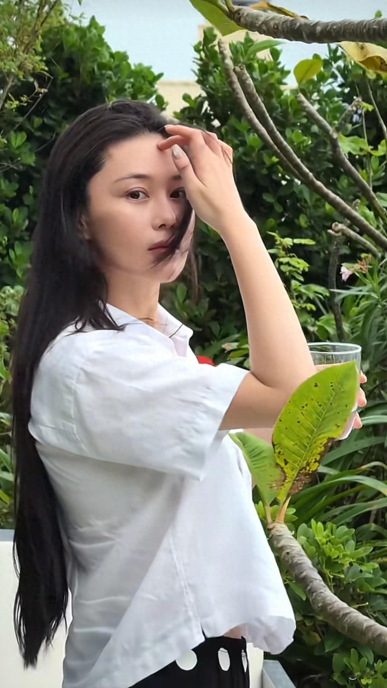 38岁张馨予最新穿搭：白短袖+阔腿裤，减龄又高级，美得像28岁