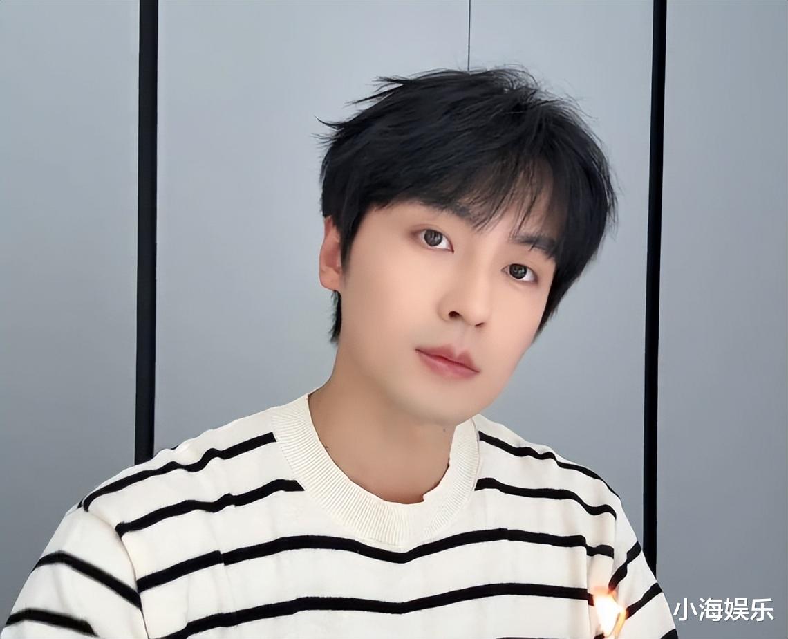 被卷入于朦胧风波后首现身!高泰宇和甘薇小区遛狗,坐实恋情传闻