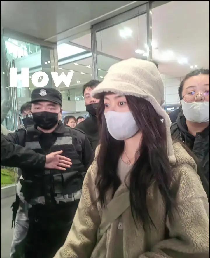 谭松韵穿泰迪大衣现身机场，毛绒帽造型软萌又可爱