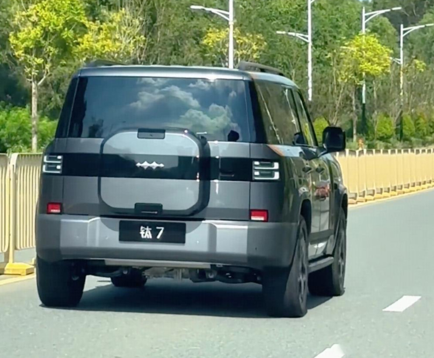 方程豹钛7霜雾灰实车曝光，外观方正硬派，有望10月下旬到店