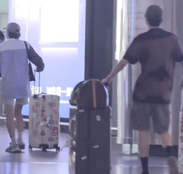 任素汐董博度假回京被拍，两人离婚后相恋10年，感情稳定很幸福