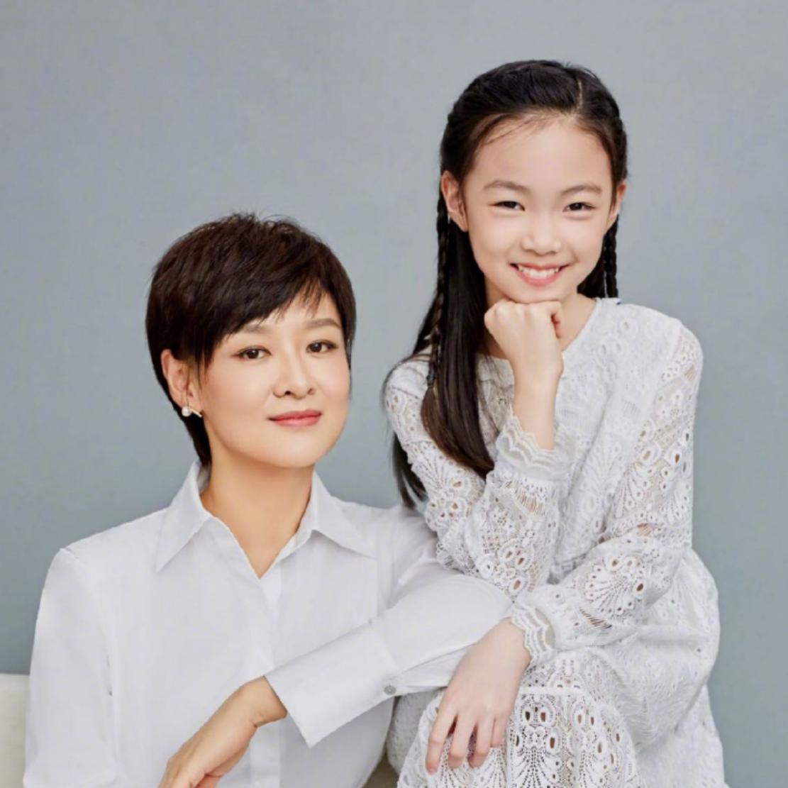 前央视主持人李小萌晒新年全家福,14岁女儿身高成焦点,身高175