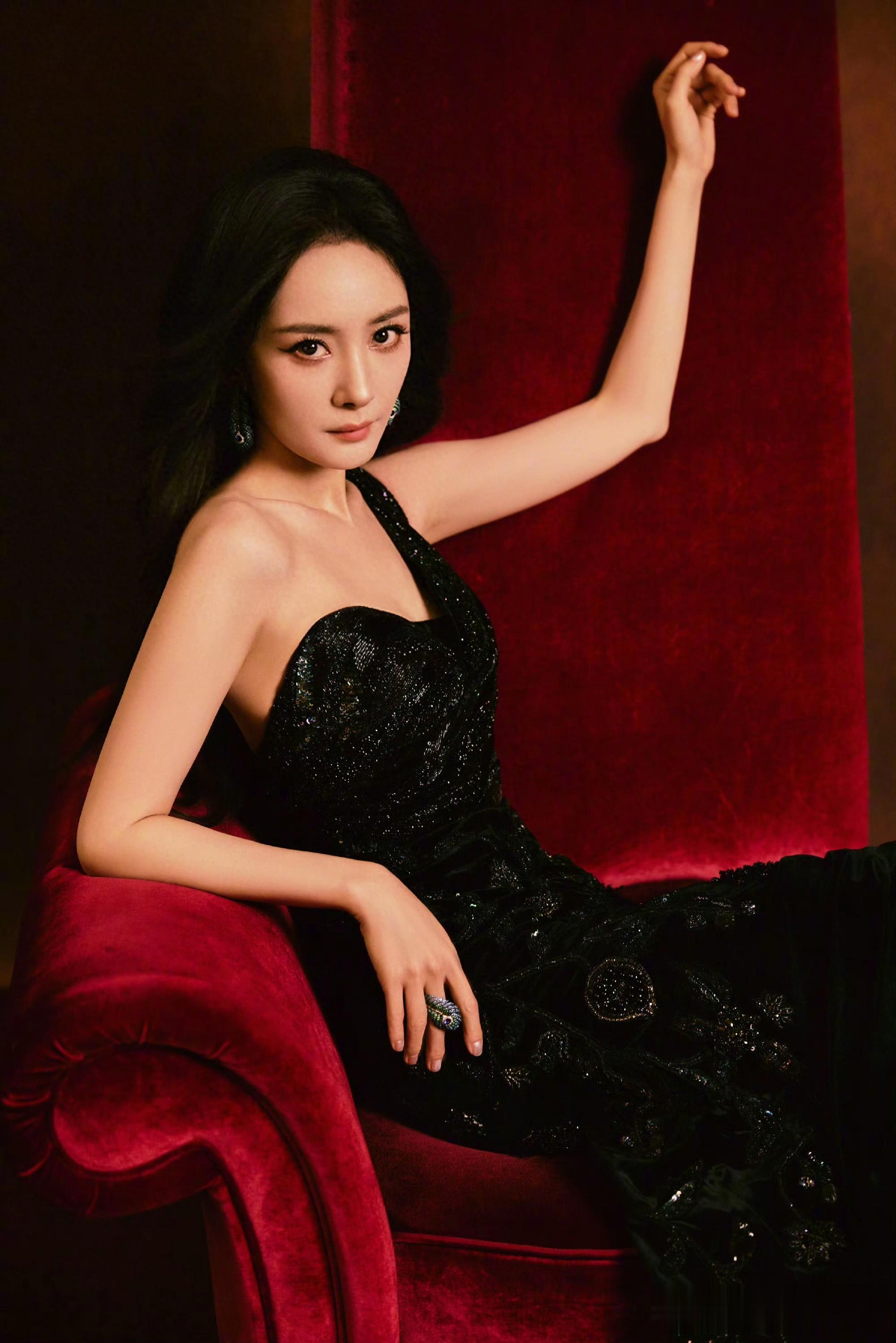 杨幂黑丝绒星光裙：红椅间的优雅女王氛围感
