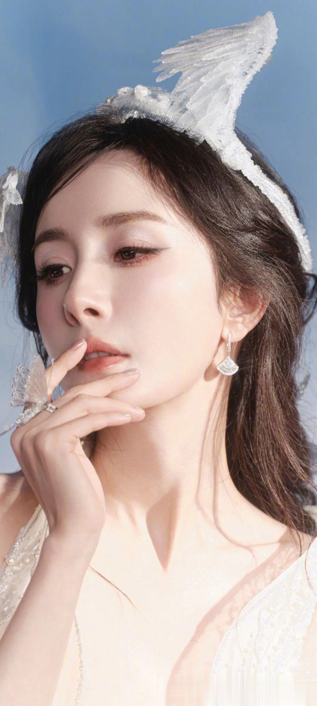 杨幂，悄然栖于她发间