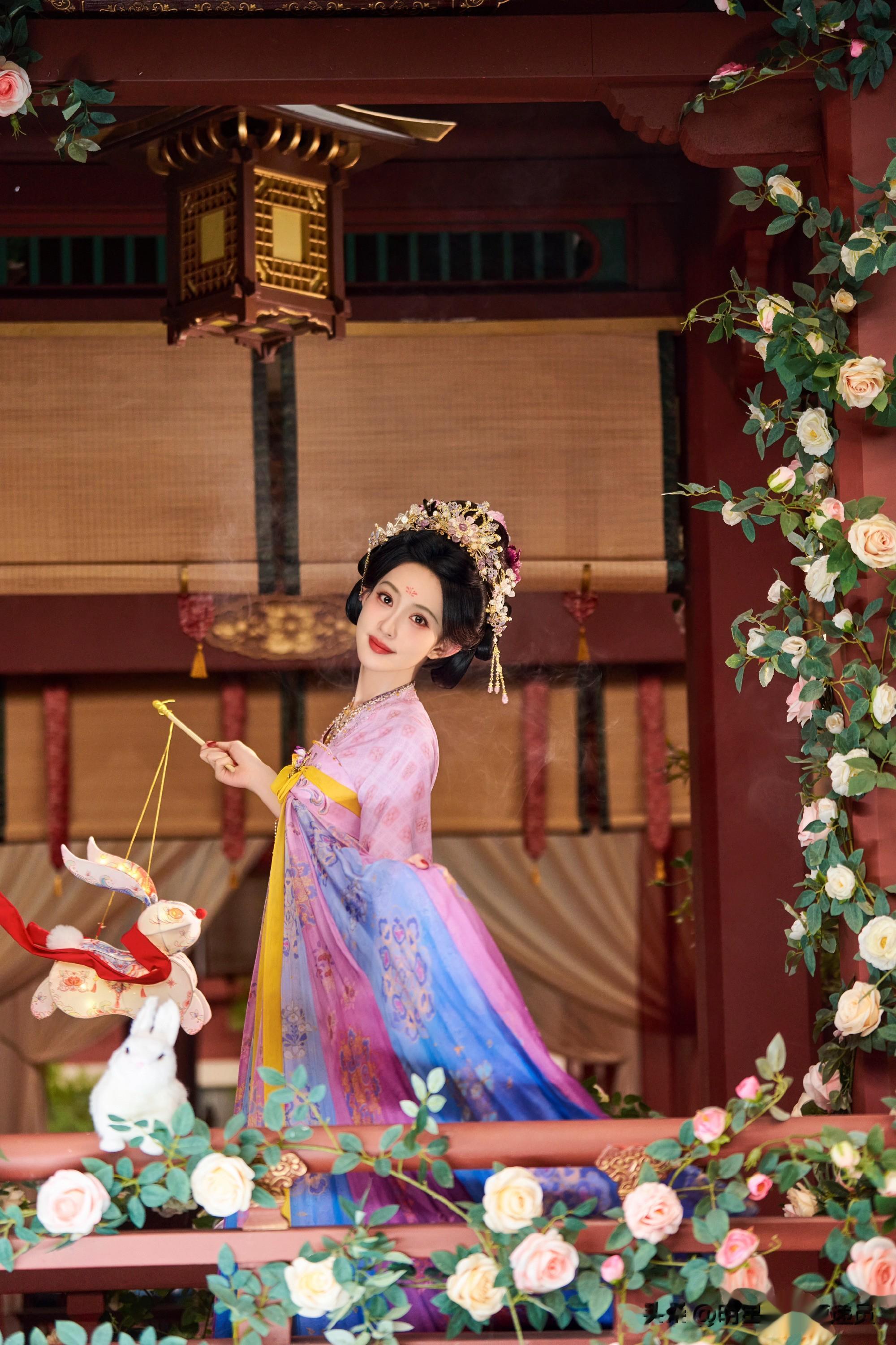 孟子义汉服大片：唐宫仕女抱兔品月，粉紫襦裙尽显古韵风华