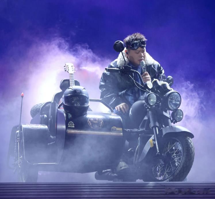 郭德纲老婆现身演唱会，被郭汾阳搂脸亲，岳云鹏紧急制止：可以了