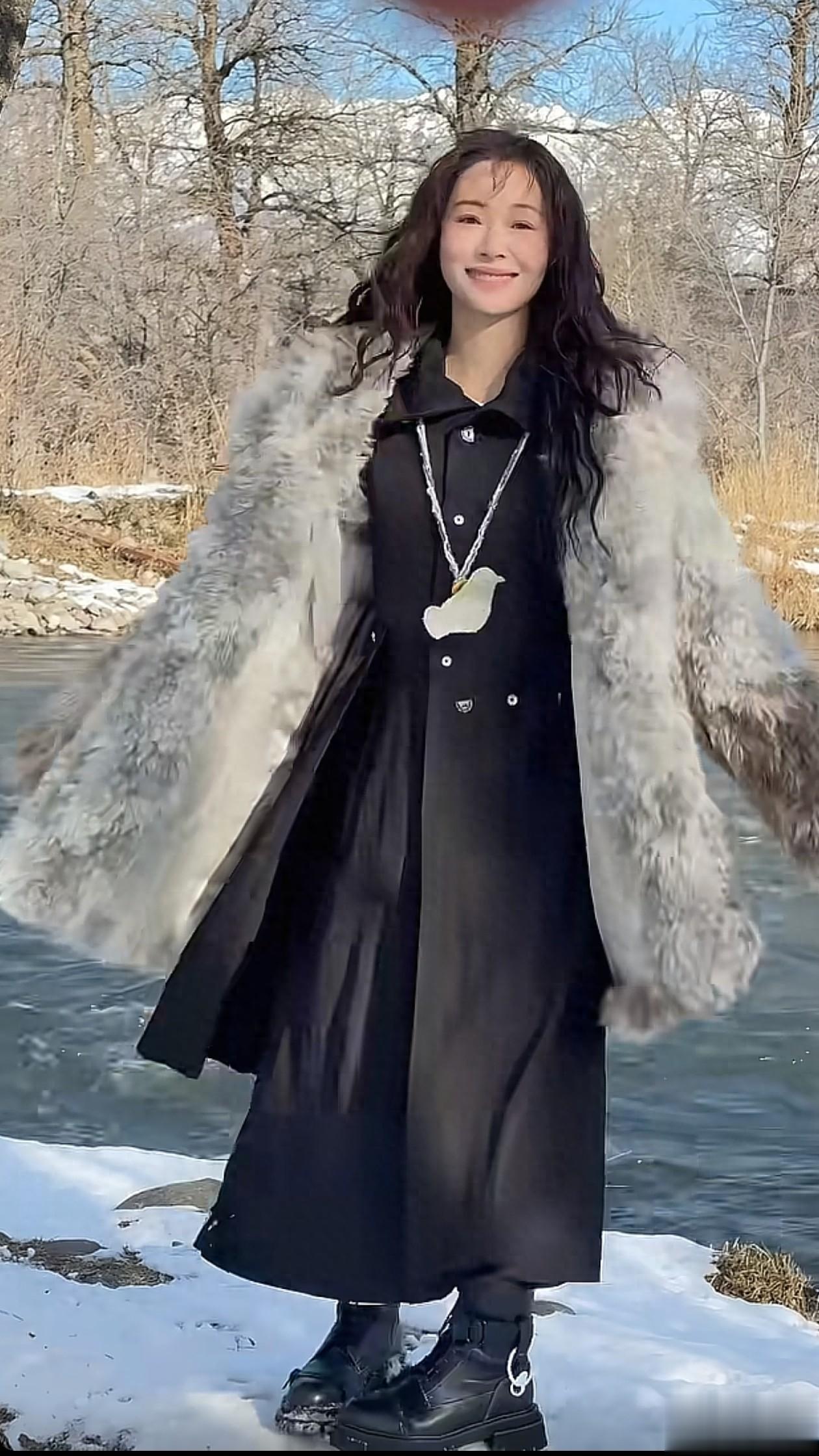 42岁江一燕玩雪穿搭：皮草+连衣裙+黑靴，贵气又时髦，嫩得像25岁