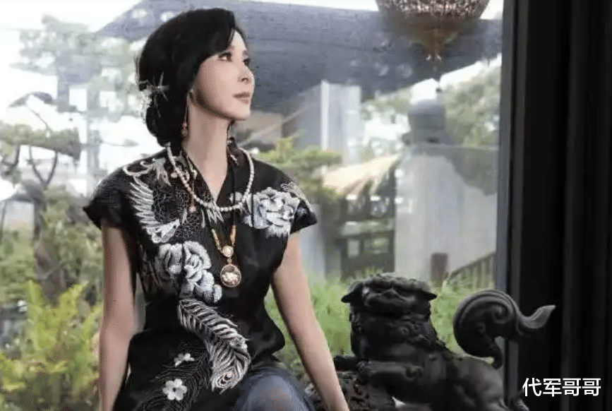 57岁萧蔷近况曝光!曾经历多段失败恋情,如今单身独居豪宅很惬意