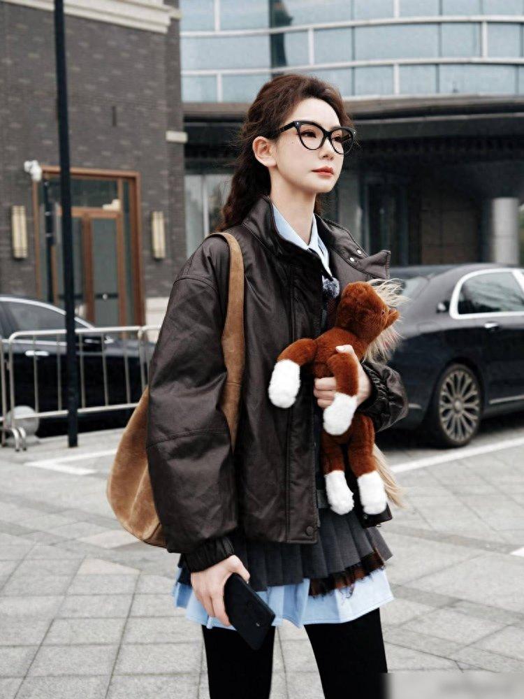 戚薇又现“腿精式”穿搭，皮衣+短裙+打底裤好减龄，羊毛卷太洋气