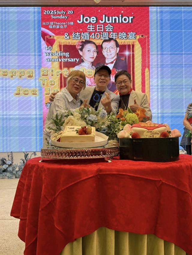 79岁TVB混血绿叶庆祝红宝石婚，搂着妻子唱歌好恩爱，两人无子女