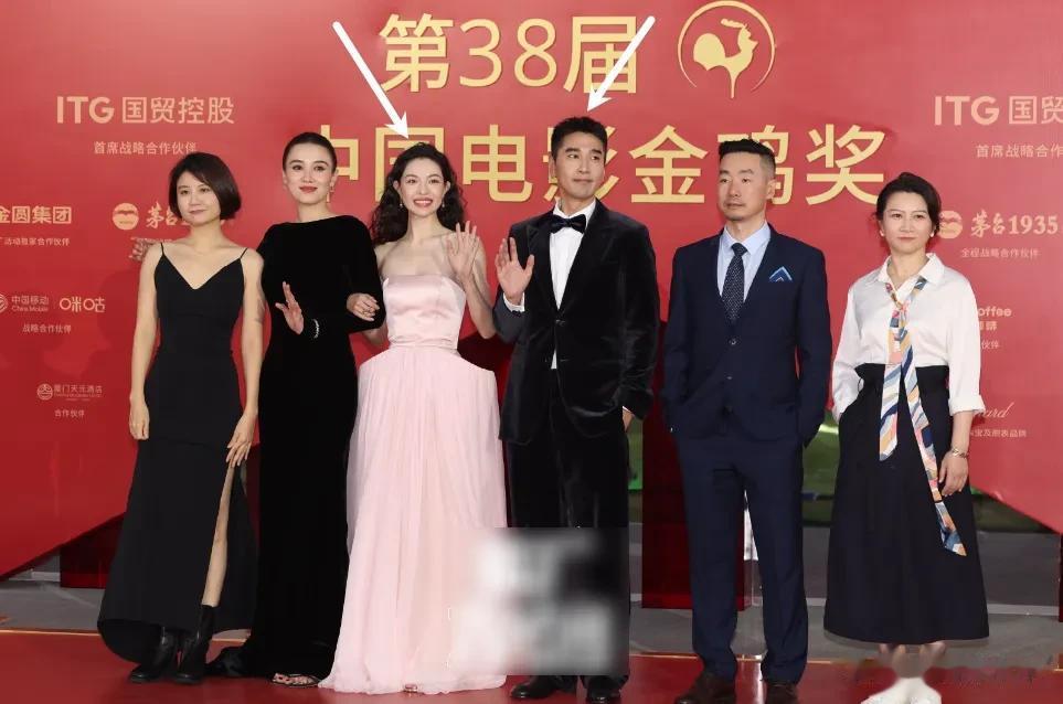 金鸡奖红毯太精彩!钟楚曦穿粉色被嘲上春山,辛芷蕾被冻得直点头