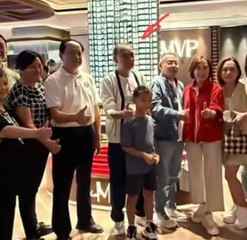 英皇老板杨受成带大儿子一家看房，很疼混血孙子 陆小曼对继子冷淡