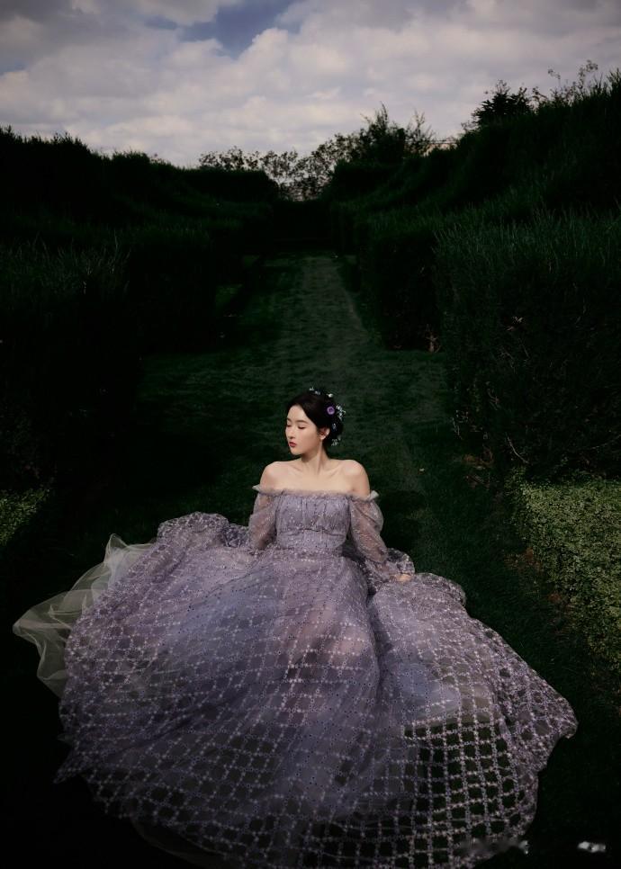 紫雾织就裙裾,花簇别在发梢,王玉雯从绿野的幽梦走出