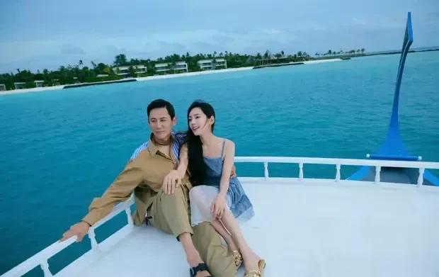 秋瓷炫与老公于晓光去马尔代夫看海！夫妻俩亲密合影好浪漫