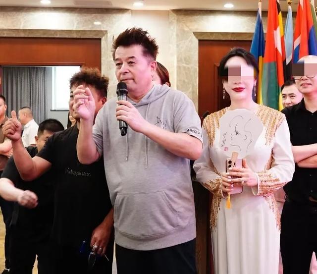 66岁毕福剑在北京主持,瘦了好多头发太潦草,脸部馒化看着很憔悴