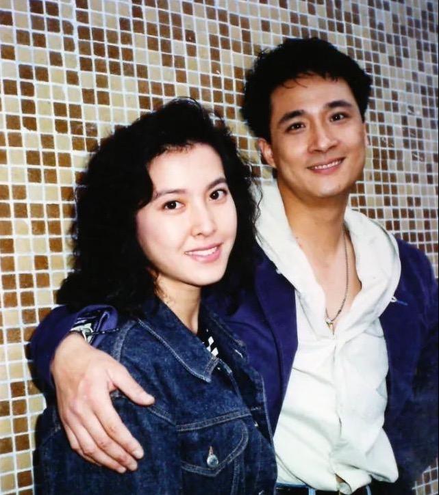 用美貌征服何家劲和吴镇宇，和富商老公定居加拿大，已是三娃的妈