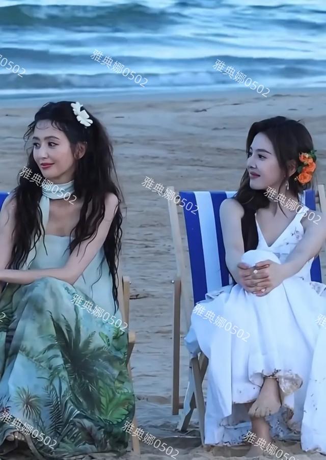 佟丽娅打扮得很少女状态却差强人意,跟章若楠坐一起对比太明显了