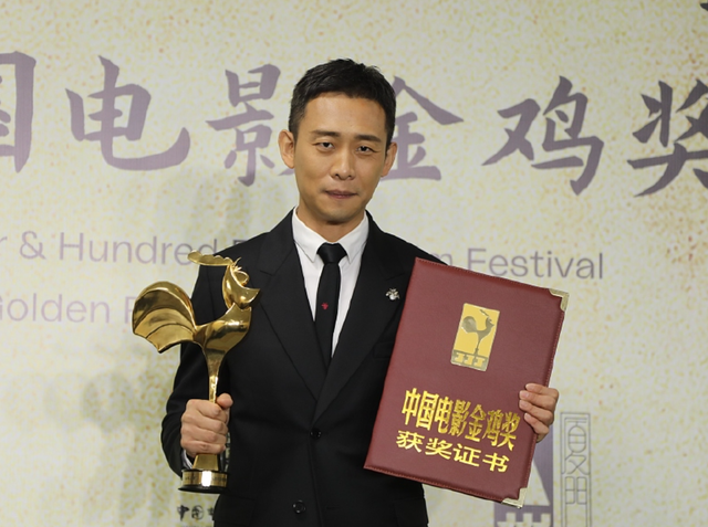 华表奖这晚，座次暴露江湖地位，成龙陈凯歌坐一边，C位雷打不动