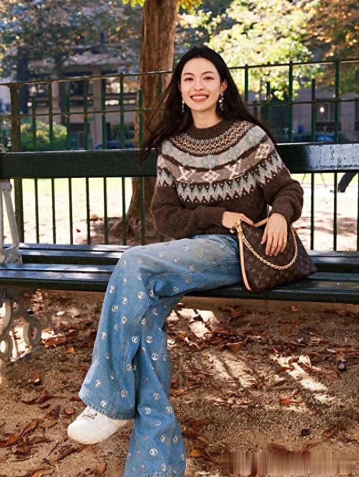 钟楚曦会穿是数一数二的!美拉德毛衣+牛仔裤,时髦洋气又减龄!