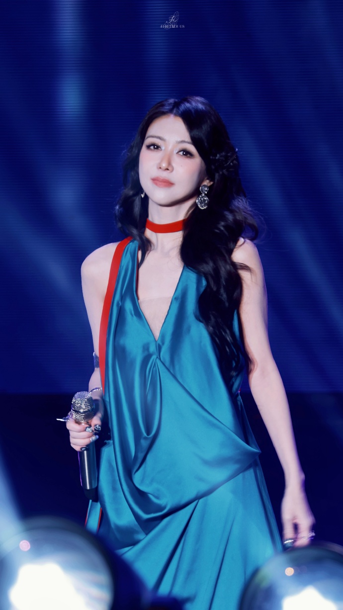 薛凯琪舞台新造型，小姨这舞台表现力太强了，迷死人