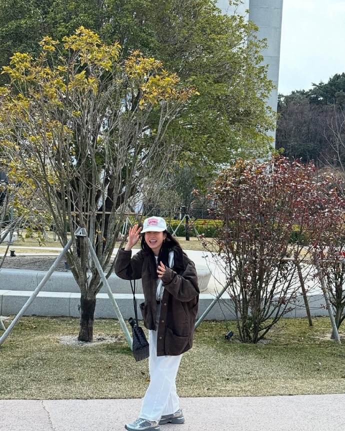 孙艺珍近况公开，挽着玄彬手臂外出散步