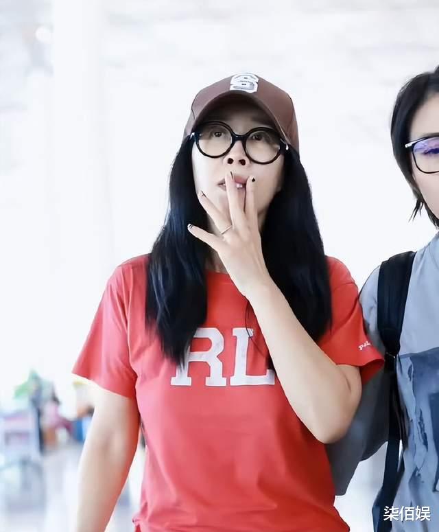 那英和老公逛街，手上戴俩金镯看着也就30多，和孟桐不像是同龄人