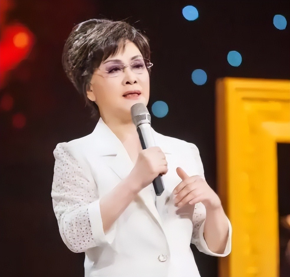 丈夫去世6年后，缺席四年春晚的李谷一已瘦到脱相，女儿相伴左右