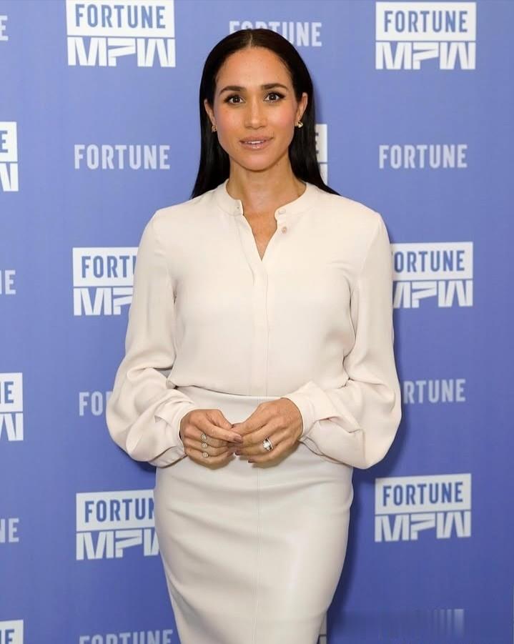 惊艳亮相!梅根最新镜头,穿白皮裙真时髦,双腿交叠,仪态好优雅