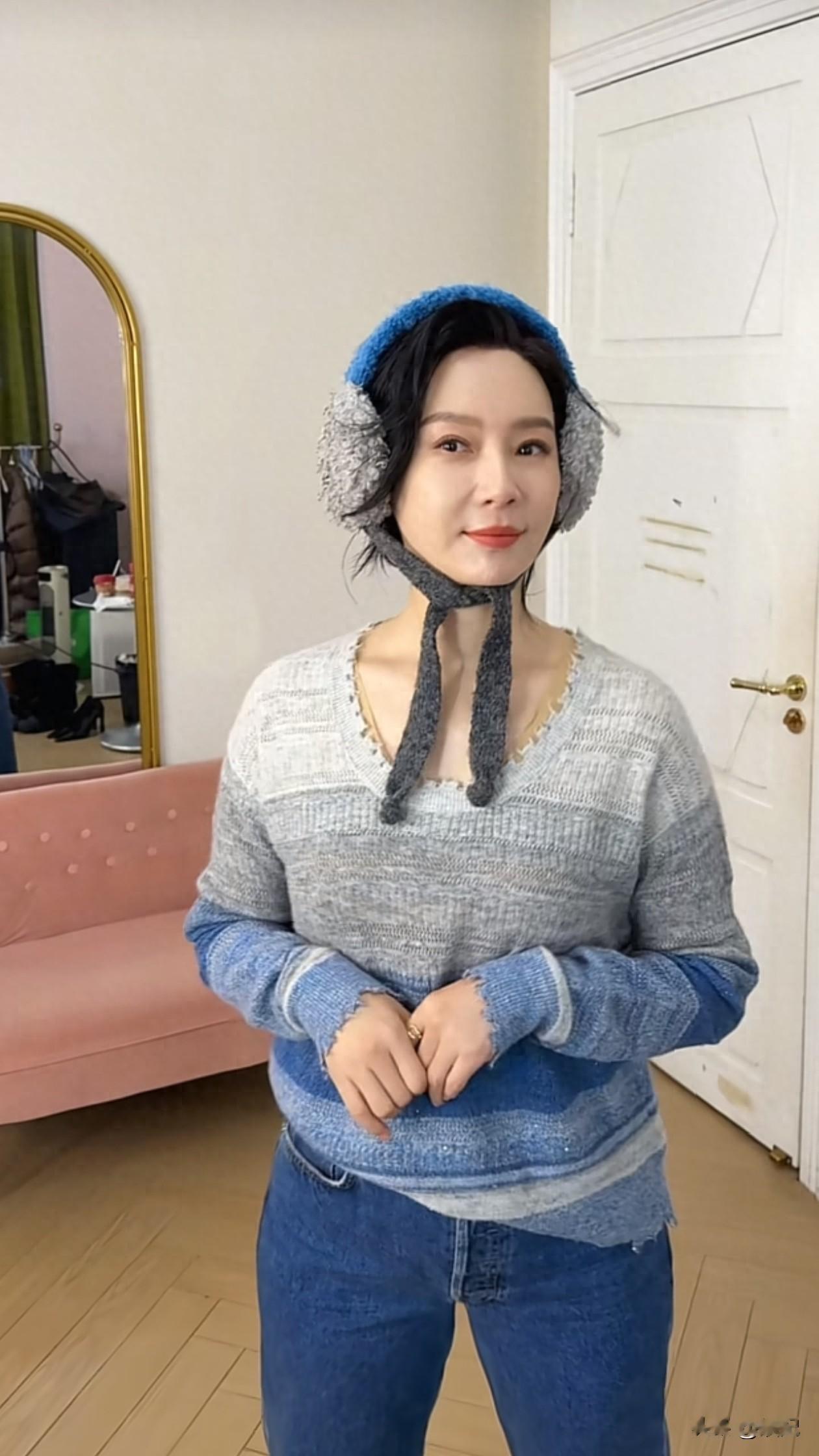 48岁陈数跳手势舞：毛衣+牛仔裤，减龄又洋气，状态好得像小姑娘