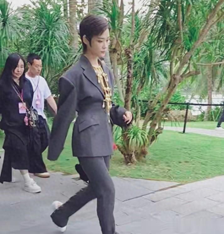 炸街!李宇春私下穿搭曝光,颈间天价金链成焦点,粉丝直呼不敢认