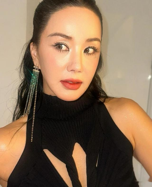 55岁女星单身20年,上节目公开情感需求:想去夏威夷“撩男人”