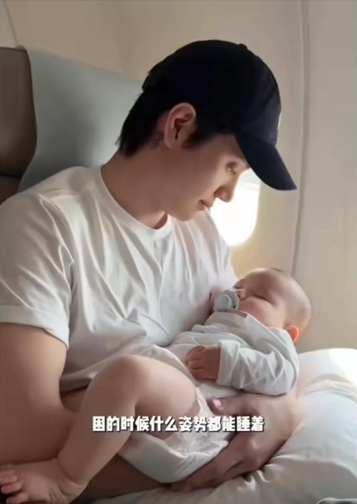 张檬带四个月儿子第一次坐飞机，混血小帅哥全程很乖巧！颜值像爸
