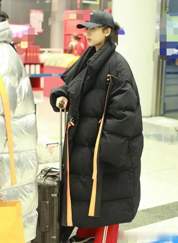杨紫机场私服真时髦！黑色羽绒服+红裤子+棒球帽，减龄又高级！