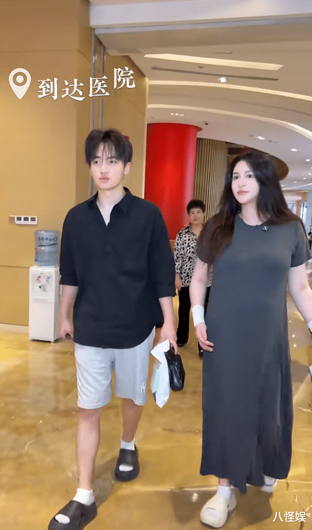 李心艾官宣生女,婆婆看着也就40出头巨年轻,帮扎头发按摩好温柔