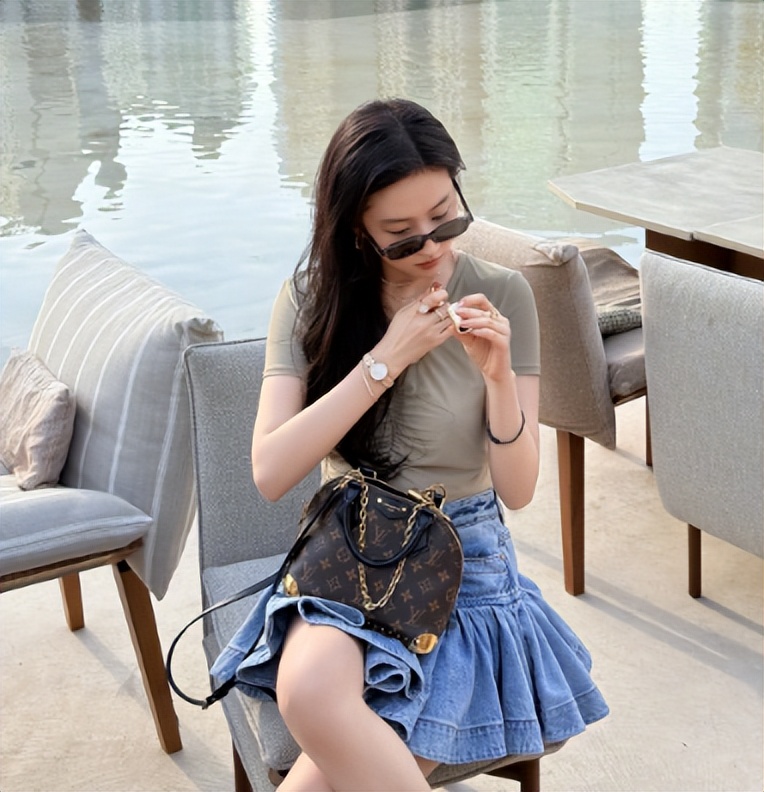 刘亦菲逛阿联酋博物馆！素颜脸色蜡黄头发凌乱，虎背熊腰小腿外翻