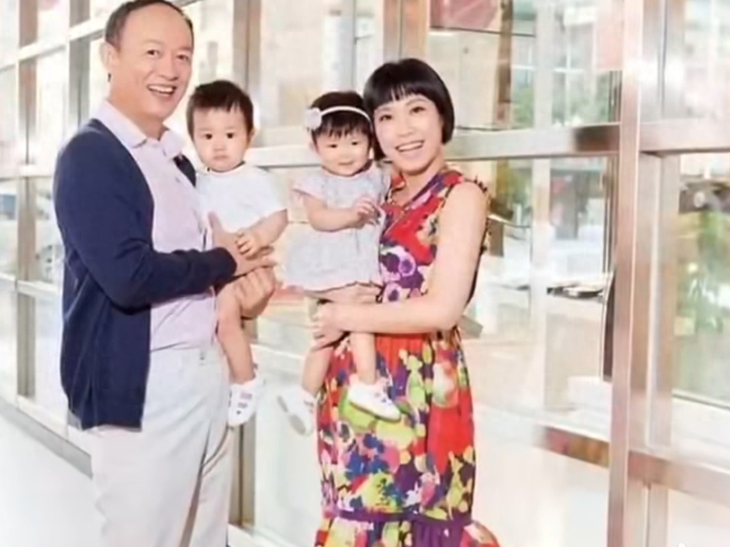 73岁金士杰接龙凤胎放学，被误认爷爷笑称“别当祖母就好”。