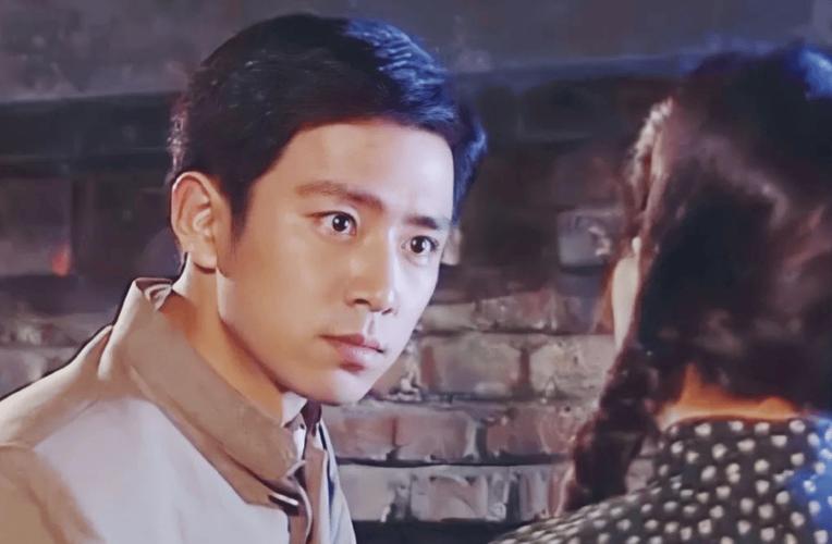 47岁女星王一楠接闺女放学，住豪宅却挤地铁，被人叫错名字好尴尬