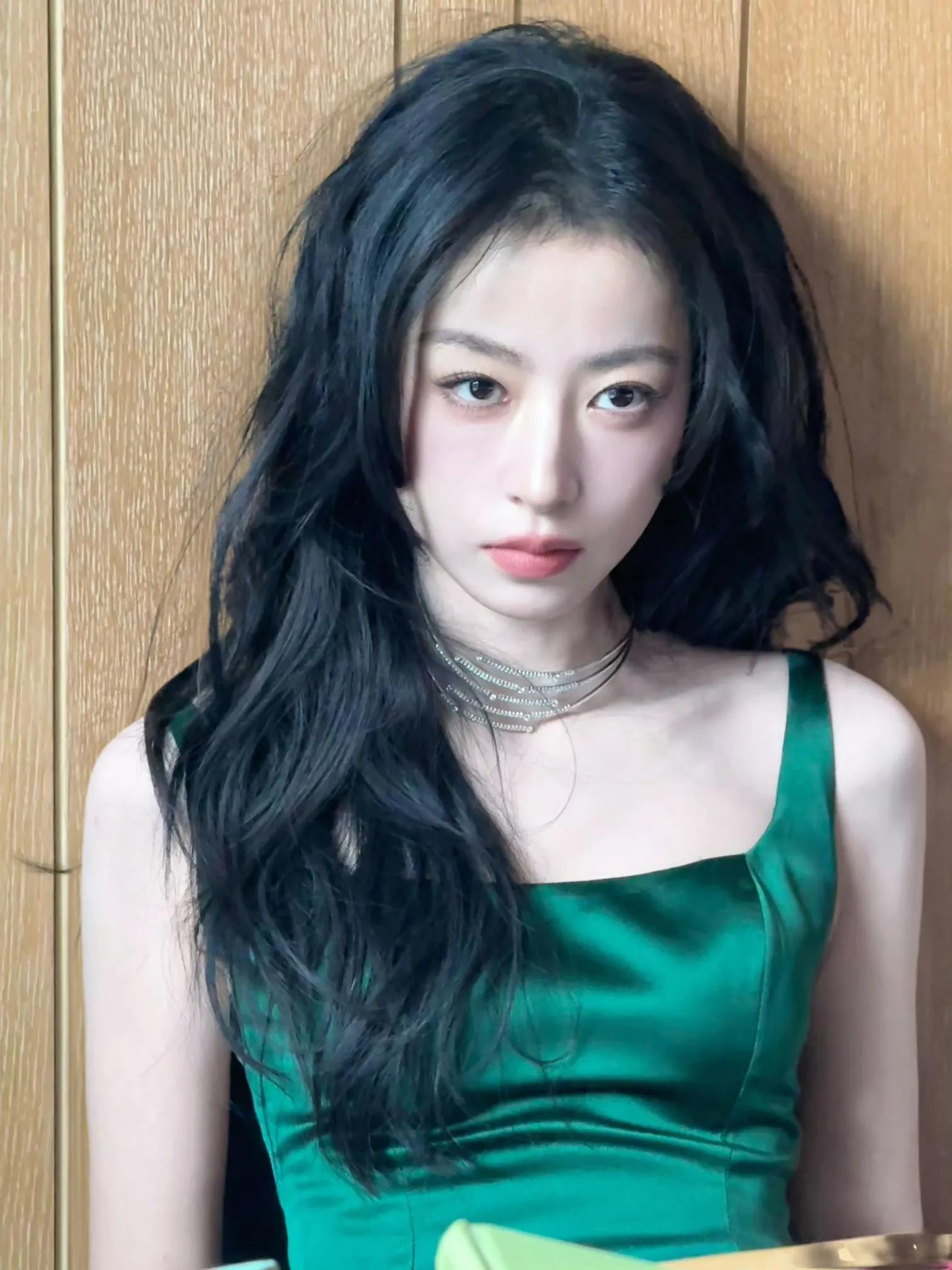 周雨彤绿色礼服写真