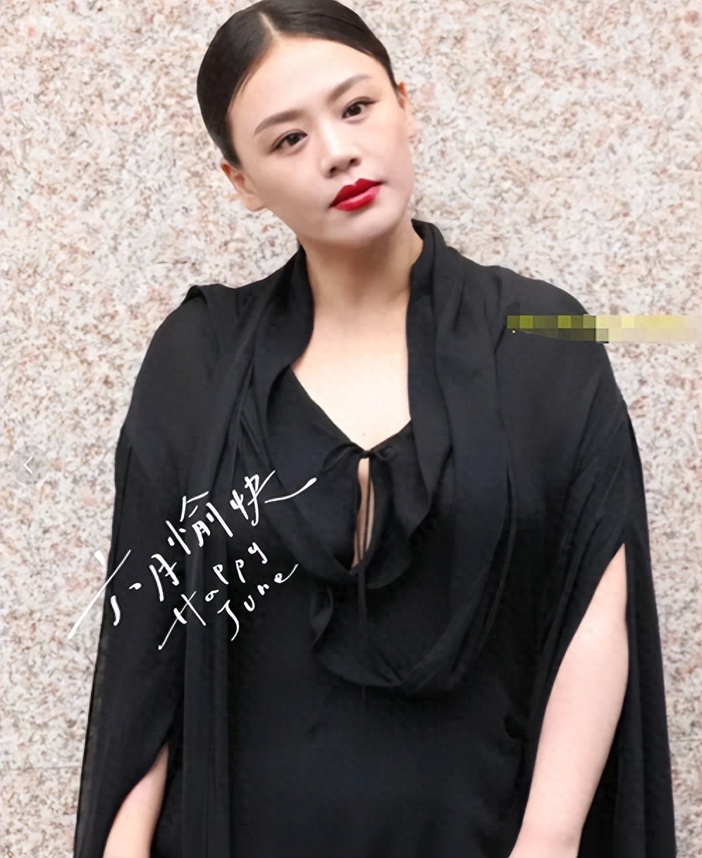 马思纯南京出席活动!穿超短裙腿又粗又壮,一身学院装撞脸王诗龄