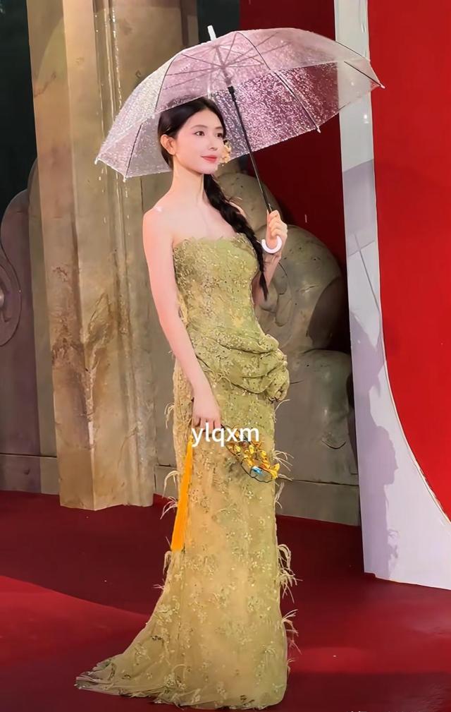 芭莎这夜，被短剧一姐惊艳，单看不起眼，跟女星同框丝毫不输