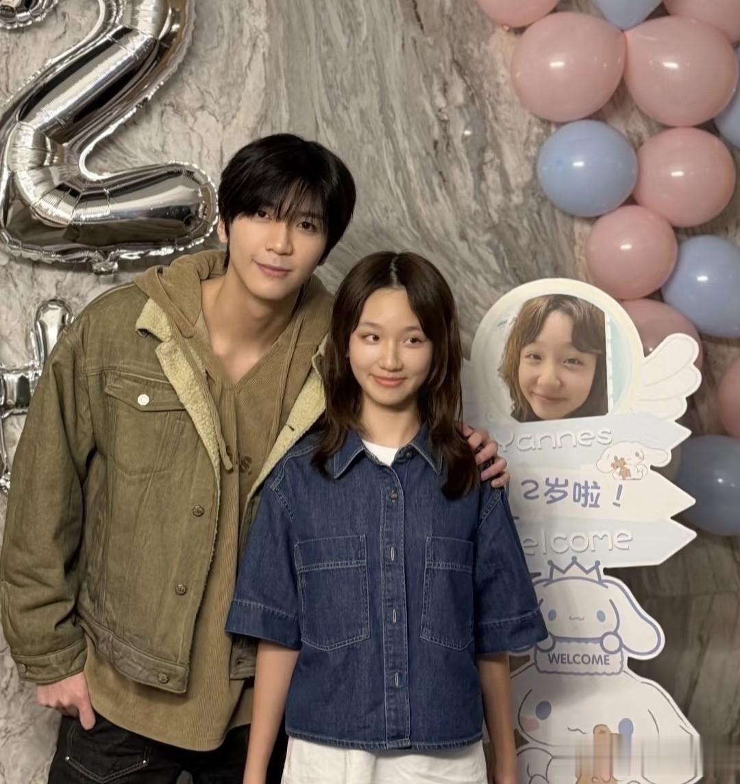 54岁洪欣晒一儿一女，俩孩子下半张脸巨像，都是大鼻子