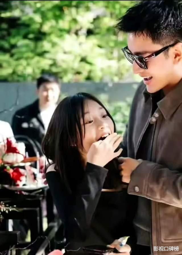 甜馨晒新加坡游玩视频，化淡妆遗传妈妈美貌，和贾乃亮互动友爱