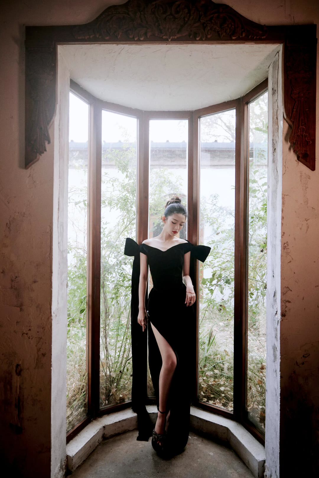 李沁穿红西装裙站街头，明艳得挪不开眼