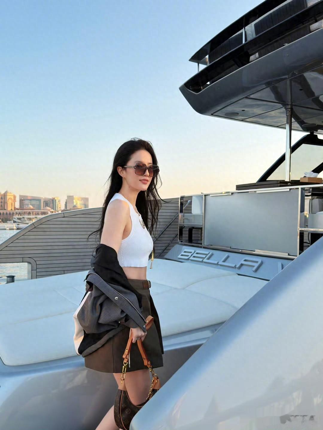 刘亦菲游艇落日照火了！瘦身后状态惊艳，氛围感拉满