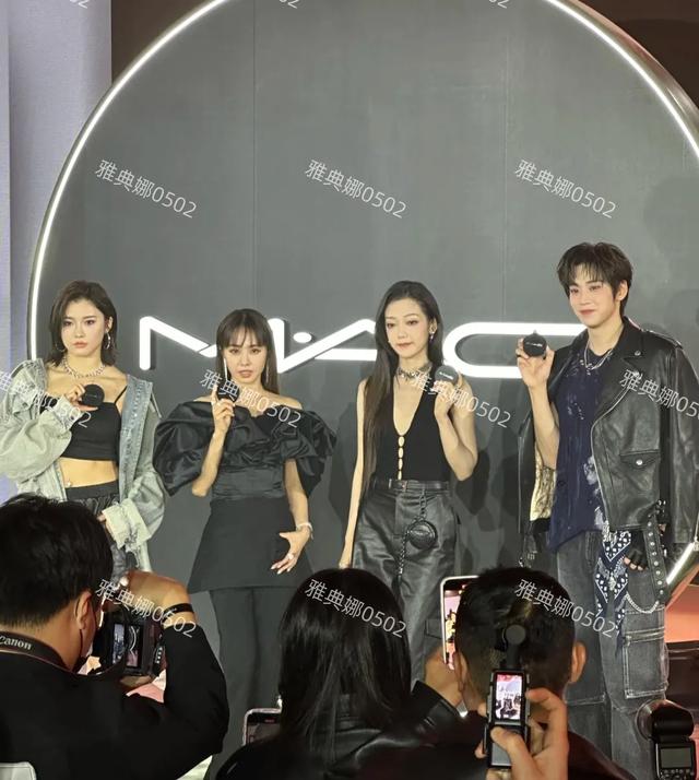 44岁的蔡依林是小个子天花板身材苗条皮肤紧致旁边的吴艳妮好漂亮