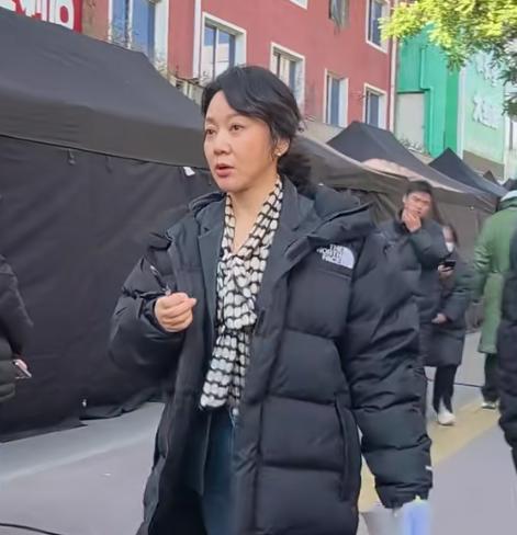 54岁闫妮现身沈阳街头，她皮松肉垮老到不敢认，眼神犀利不微醺了