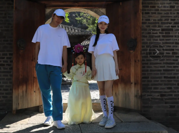 李小璐始终沉默，二胎生父成谜，彻底打破贾乃亮强撑的“温情”