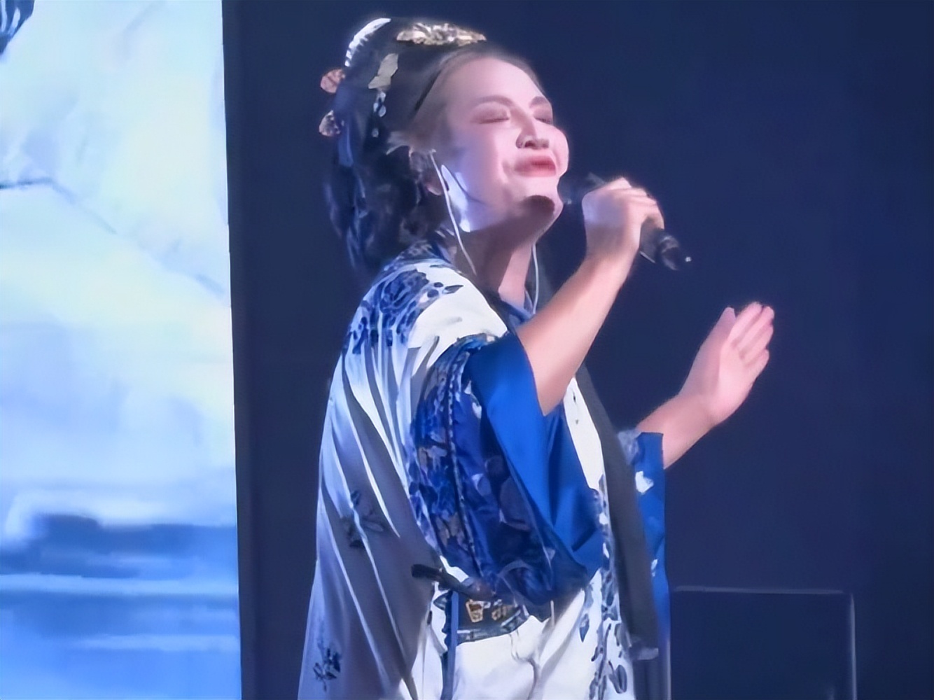 五音不全还开演唱会？票价188元秒售空，歌迷只为朝她喊“退票”